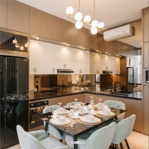 Desain Ruang Makan Elegan Mewah di Green Nuri Residence
